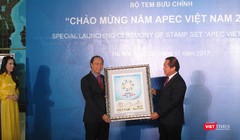 Bộ trưởng Bộ TT&TT trao tặng tem cho Thứ trưởng Bộ Ngoại giao Nguyễn Quốc Dũng. Ảnh: Ánh Dương.