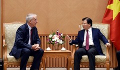 Phó Thủ tướng Phó Thủ tướng Trịnh Đình Dũng và ông Richard Courey.