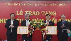 Bộ trưởng Trương Minh Tuấn và Thứ trưởng Phan Tâm trao tặng huy hiệu 30 năm tuổi Đảng cho đồng chí Nguyễn Văn Hùng và đồng chí Trần Anh Tuấn đang sinh hoạt tại Đảng bộ Bộ TT&TT. Ảnh: Xuân Lộc