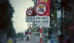 Biển cấm đã được lắp đặt hoàn tất ở 13 tuyến phố tại Hà Nội. Ảnh: T.T.Dương.