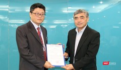 Thứ trưởng Nguyễn Minh Hồng (phải) trao quyết định cho ông Trần Minh.
