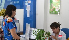 Một khách hàng đăng ký thông tin tại cửa hàng của MobiFone sáng 23/4.