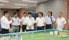 Tổng Thư ký Quốc hội, Chủ nhiệm Văn phòng Quốc hội Bùi Văn Cường khảo sát thực tế tại Dự án Khu đô thị Aquacity của Novaland ngày 9/7. Ảnh: Quochoi.vn.