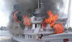 Tàu du lịch cháy dữ dội, nhiều người nhảy xuống biển Hạ Long