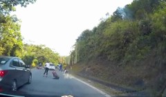 Video: Ô tô “điên” tông người ngã hàng loạt