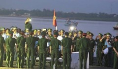 5h sáng 18/6, thi thể Thượng tá – Phi công Trần Quang Khải – người gặp nạn trên chiếc máy bay Su-30MK2 đã được đưa vào đất liền tại cảng Hải đội 2 Nghệ An. 