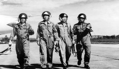 Tấm ảnh được treo ở phòng truyền thống Trung đoàn 923 anh hùng: Những phi công bắn ném giỏi năm 2003. Từ trái sang phải các phi công Phạm Như Xuân, Vũ Văn Kha, Trần Quang Khải, Trần Thanh Nghị.