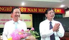 Ông Huỳnh Minh Chắc chúc mừng ông Trịnh Xuân Thanh được HĐND bầu làm Phó chủ tịch UBND tỉnh Hậu Giang vào tháng 5/2015. Ảnh: Báo Hậu Giang.