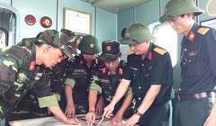 Cán bộ chiến sĩ Bộ Chỉ huy quân sự Quảng Ninh triển khai các phương án tìm kiếm.