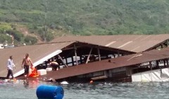 Nhà hàng nổi bị chìm