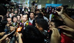 Người hùng Hoàng Xuân Vinh trong sự cuồng nhiệt của người hâm mộ và báo chí