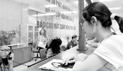 Doanh nghiệp đang làm thủ tục tại cơ quan thuế. Ảnh: Ngọc Thắng.