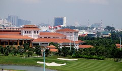 "Đẳng cấp" vừa ngằm máy bay vừa… đánh golf!
