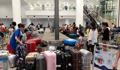 "Tắc nghẽn" khu vực băng chuyền hành lý tại sân bay Nội Bài tối ngày 28/7. Ảnh: C.K.