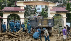 Lực lượng chức năng đang khắc phục hậu quả mưa lũ tại Yên Bái - Ảnh: Báo Yên Bái