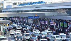 Khu vực sân bay Tân Sơn Nhất luôn quá tải do lưu lượng xe ra vào rất lớn - Ảnh: Báo Giao thông