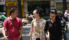 Hoa hậu Phương Nga trao đổi với phóng viên Zing.vn sau khi nhận quyết định tạm đình chỉ điều tra vụ án. Ảnh: Tùng Tin.