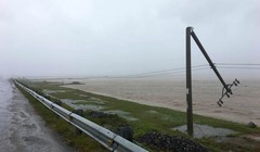 Hệ thống lưới điện bị ảnh hưởng nặng nề sau bão số 10 - Ảnh minh họa  (Vietnamnet)