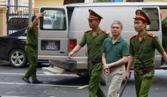 Nguyễn Xuân Sơn được dẫn giải đến tòa - Ảnh: T.L.