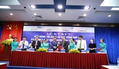 Ông Hồ Nam Tiến, Phó Tổng Giám đốc LienVietPostBank (đứng hàng trước, thứ Hai từ bên trái) đại diện cho Bưu điện Liên Việt tham gia Lễ Ký kết.