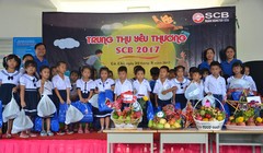 Đại diện SCB trao quà cho các em học sinh ở Củ Chi