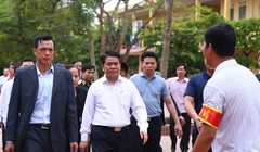 Chủ tịch UBND TP Nguyễn Đức Chung về thôn Hoành - Ảnh:VnExpress