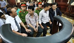 Nguyễn Minh Hùng và Nguyễn Mạnh Cường trước giờ xét xử - Ảnh: HỮU KHOA