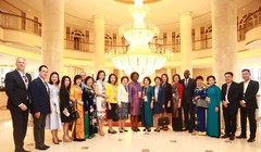  Bà Victoria Kwakwa và Bà Nguyễn Thị Nga chụp ảnh lưu niệm với các đại biểu