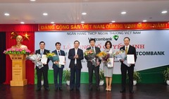 Lãnh đạo NHNN chúc mừng 5 nhân sự cấp cao của Vietcombank vừa được bổ nhiệm -Ảnh: VCB