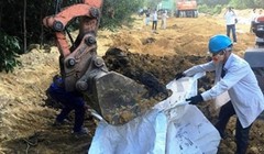 Chất thải của Formosa được chôn trái phép trong vườn GĐ Cty Môi trường đô thị Kỳ Anh vào năm 2016. Ảnh: LĐ