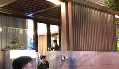 Công an đang khám nhà ông Vũ "nhôm" - Ảnh: ĐOÀN CƯỜNG