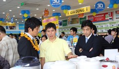 CEO Nguyễn Đức Tài trong một buổi khai trương siêu thị mới - Ảnh: MWG