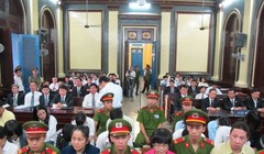 Huyền Như (áo hồng) và các đồng phạm tại phiên tòa giai đoạn 1 - Ảnh: NLĐ