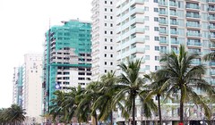 Nhiều người đang băn khoăn có nên mua nhà vào dịp trước Tết - Ảnh: HXM