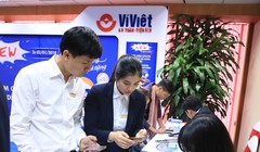 Khách hàng trải nghiệm dịch vụ 