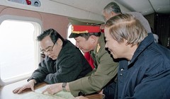 Ông Phan Văn Khải thị sát Dự án Chỉnh trị Sông Hồng, khu vực Hà Nội năm 2001 - Ảnh: TTXVN