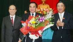 Ông Trần Văn Minh và ông Văn Hữu Chiến ((1) và (2) từ trái qua) - Ảnh: Báo Đà Nẵng