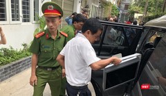 Công an thu giữ một máy tính sau khi khám xét nhà ông Trần Văn Minh.