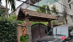 Công an mặc sắc phục, đi xe biển xanh đã có mặt trước nhà ông Trần Văn Minh sáng 18/4