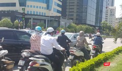 Nắng nóng khiến nhiều người cảm giác sợ ra đường.