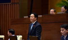 Bộ trưởng Bộ TN&MT trả lời trước QH - Ảnh: VGP