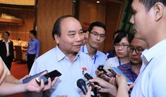 Thủ tướng Nguyễn Xuân Phúc trao đổi với báo chí bên hành lang QH - Ảnh: VGP