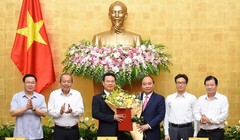 Thủ tướng Nguyễn Xuân Phúc trao Quyết định giao quyền Bộ trưởng Bộ Thông tin và Truyền thông cho ông Nguyễn Mạnh Hùng - Ảnh: VGP/Quang Hiếu