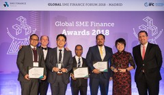 Lãnh đạo VPBank nhận giải 