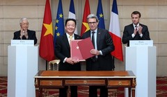 Tập đoàn T&T và Tập đoàn Bouygues của Pháp ký kết biên bản ghi nhớ hợp tác về Dự án Đường sắt đô thị số 3 dưới sự chứng kiến của Tổng Bí thư Nguyễn Phú Trọng và Tổng thống Cộng hòa Pháp Emmanuel Macron tại cung điện Elysees.