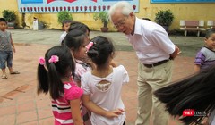 Giáo sư Hồ Ngọc Đại và các học trò.