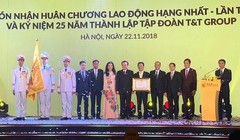 Thay mặt Đảng, Nhà nước, Ủy viên Trung ương Đảng, Phó Chủ tịch Quốc hội Phùng Quốc Hiển đã trao tặng Huân chương Lao động hạng Nhất lần thứ hai cho T&T Group.