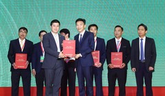 Ông Trần Nhật Nam - P.TGĐ SHB (bên trái) trao thỏa thuận tài trợ tín dụng với hạn mức 770 tỷ đồng cho ông Nguyễn Chánh Trung – Chủ tịch kiêm CEO CTCP Gạo Hạnh Phúc để triển khai đầu tư xây dựng nhà máy chế biến gạo tại xã Lương An Trà, Tri Tôn, An Giang.