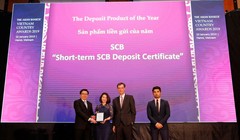 Bà Trần Thị Minh Thảo – Giám đốc Khối Ngân hàng Bán lẻ đại diện SCB nhận giải thưởng từ Ban tổ chức