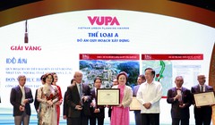 Bà Nguyễn Thị Nga và Ông Lê Hữu Báu - Lãnh đạo Tập đoàn BRG nhận giải Vàng đồ án quy hoạch xây dựng.